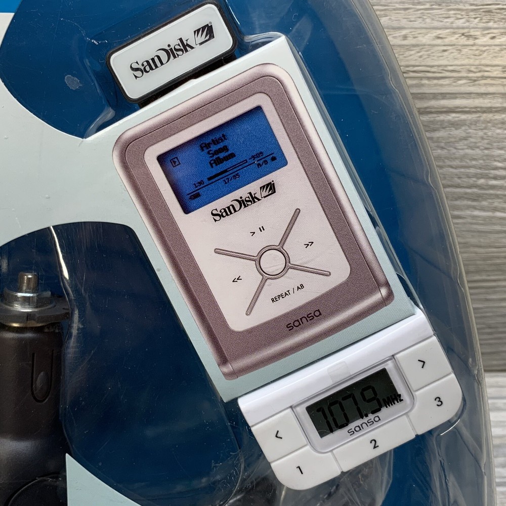 SanDisk Sansa e100 series mp3 player car transmitter New Sealed