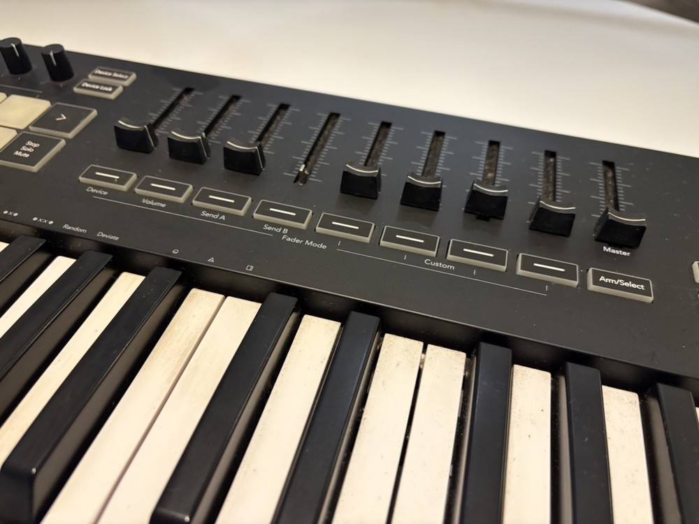 Keyboard Novation Launchkey 49 with Pad Triggers