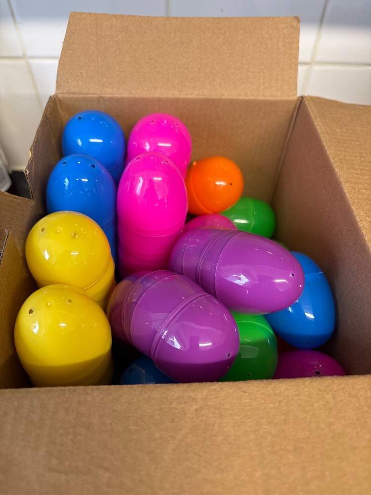 2 X HOBBYCRAFT 100 PACK REFILLABLE EGGS(INCLUDE 1 GOLD EGG) EASTER EGG HUNT