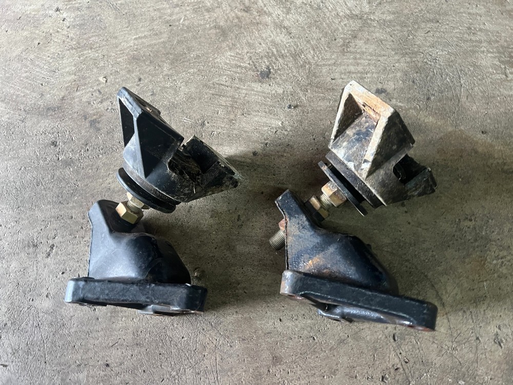 Volvo Penta 4.3GS V6 Engine Motor Mount (PAIR)