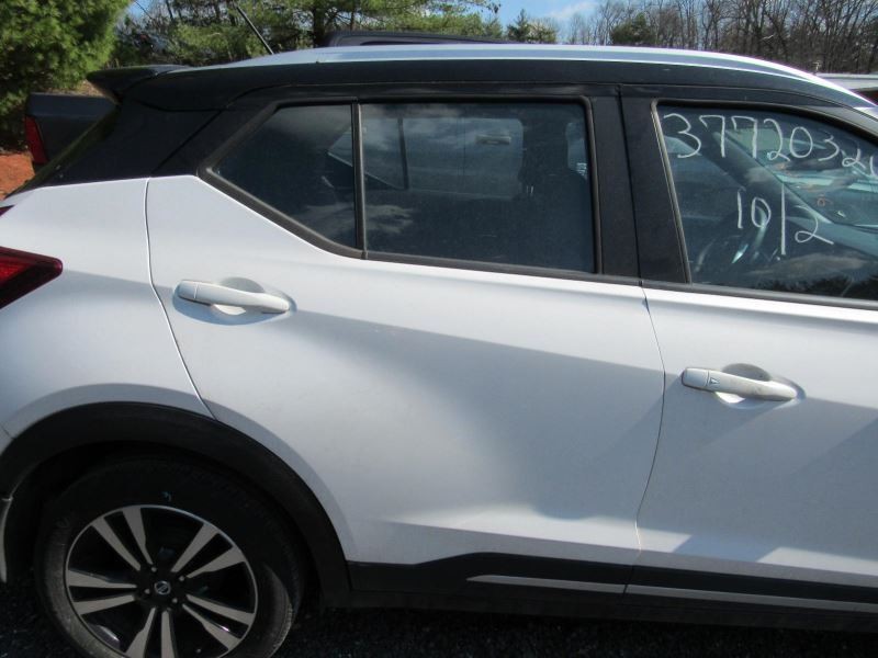 KICKS 2018 Glove Box 958450