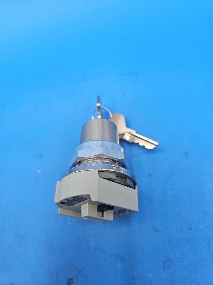 Allen Bradley 800T-H31 Keyed Selector Switch