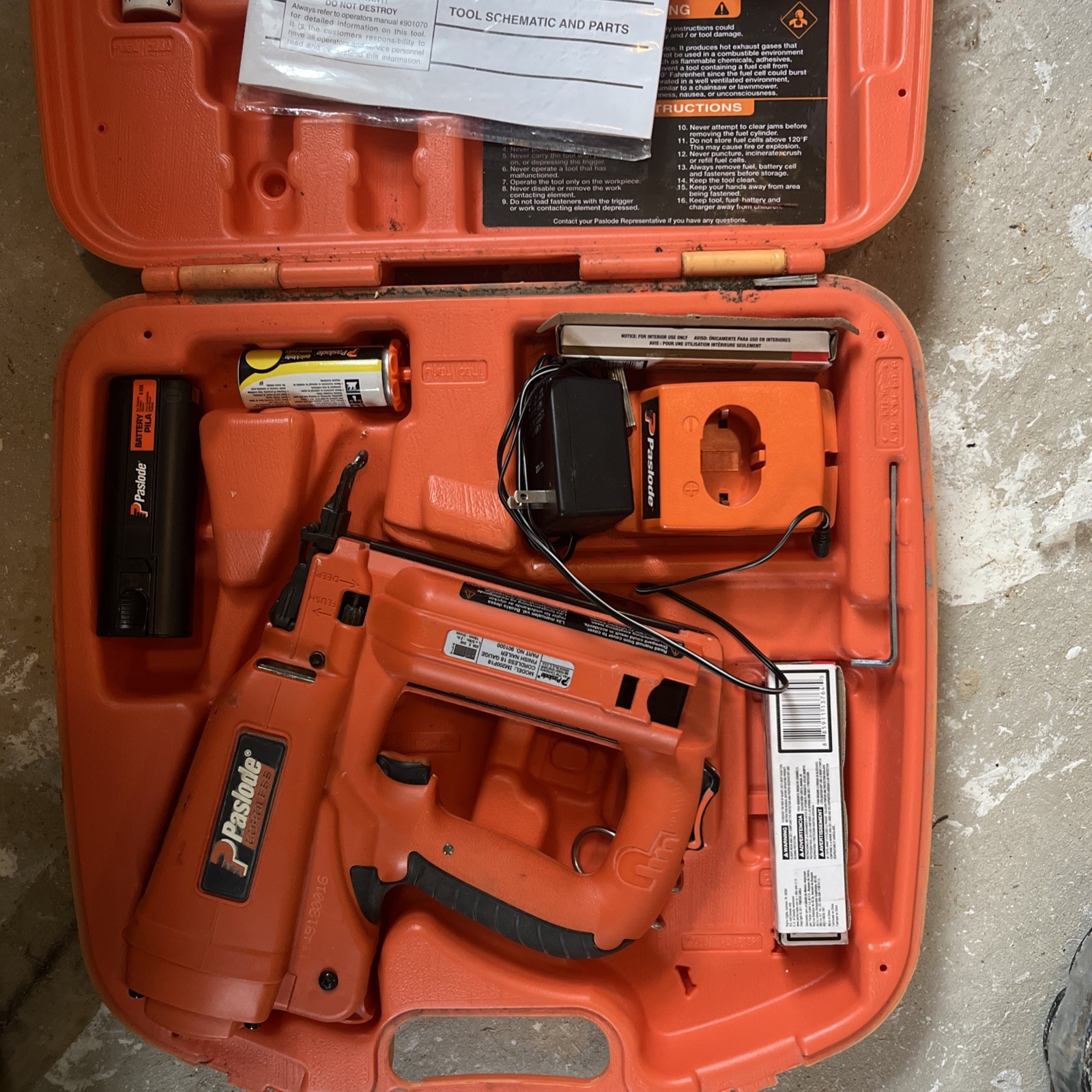 Paslode Cordless 18 Gauge Brad Nailer Kit w/ Case Battery Charger