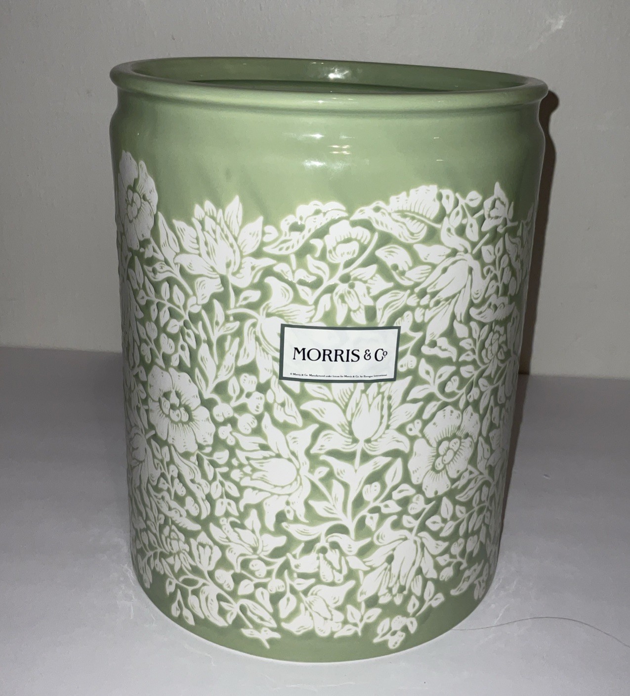 MORRIS & Co. GREEN WHITE ETCHED FLORAL 10x8 EVERTED RIM CERAMIC WASTEBASKET NWT