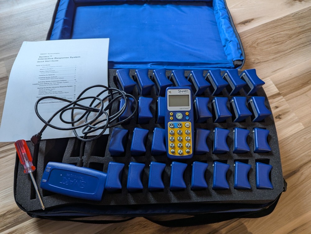 Smart Technologies Senteo Remote Response System 32 remotes, Receiver, and Bag