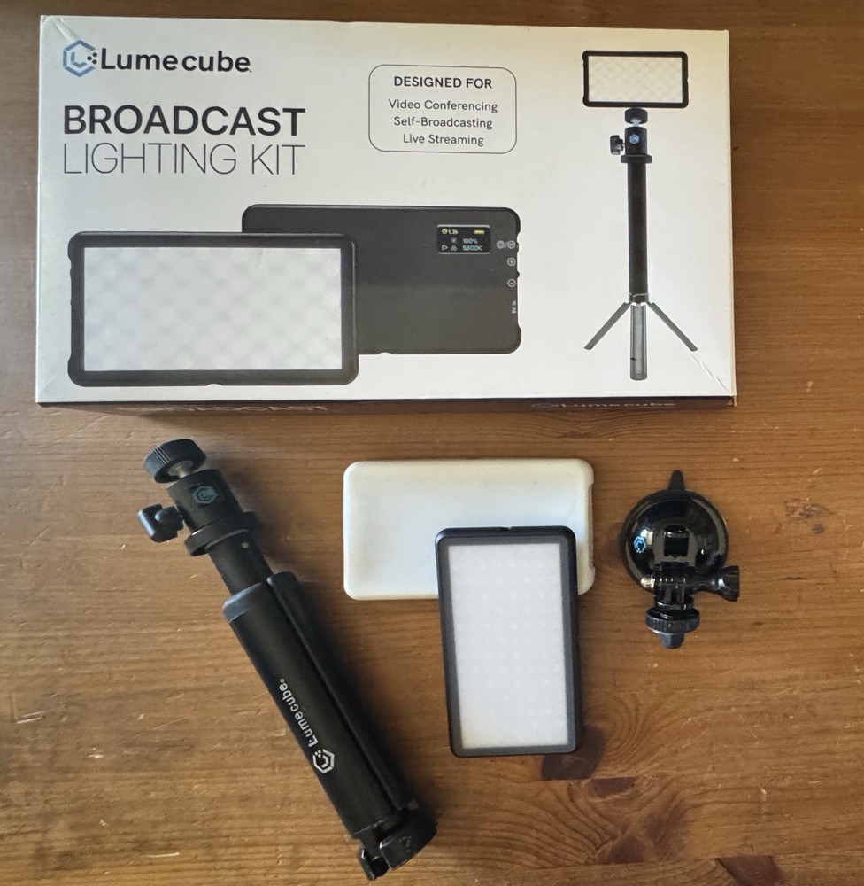 LED Mini Panel / Lume Cube LC-BLK Broadcast Desktop Lighting Kit.