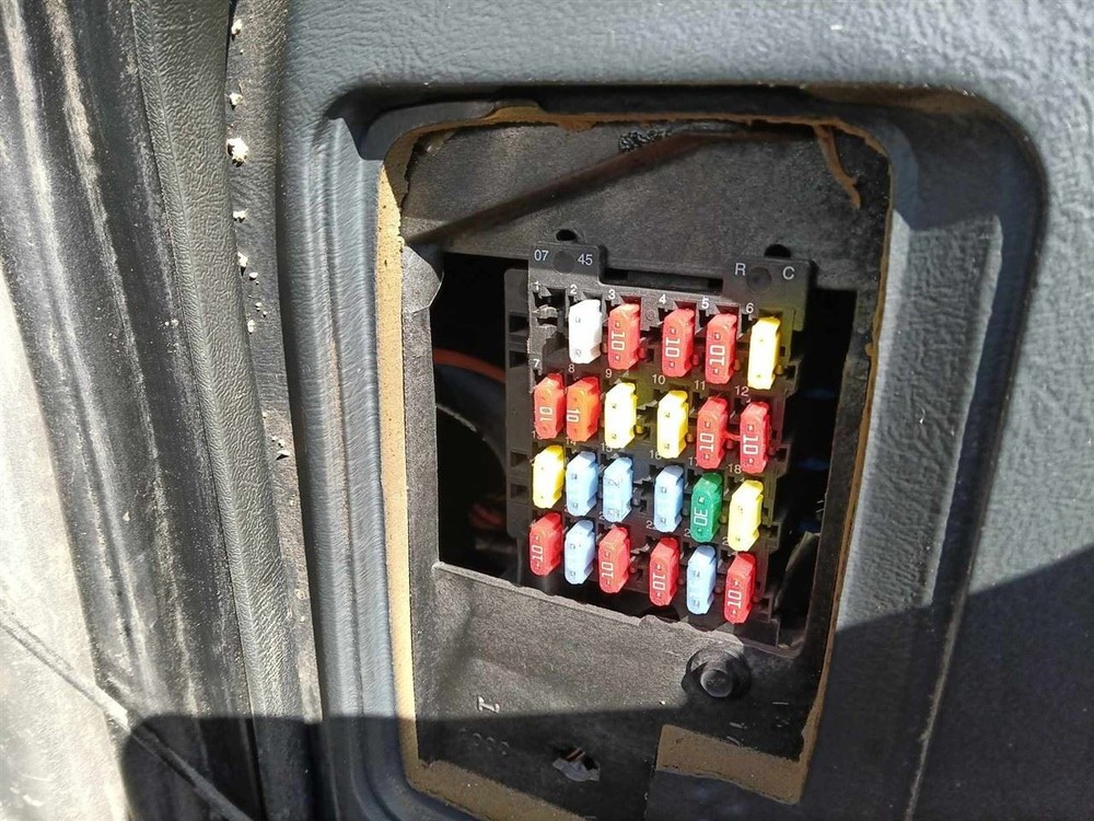 SONOMA    2003 Fuse Box Cabin 6553