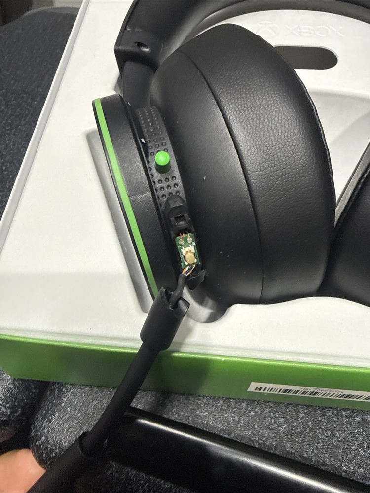 Microsoft Xbox Wireless Headset - Black Everything Working But MIC Is Broken