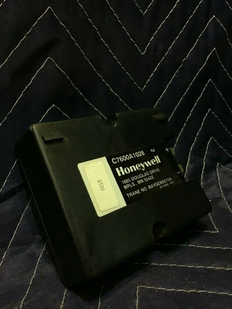Honeywell Trane C7600A1028 Solid State Humidity Switch Sensor Black - Used