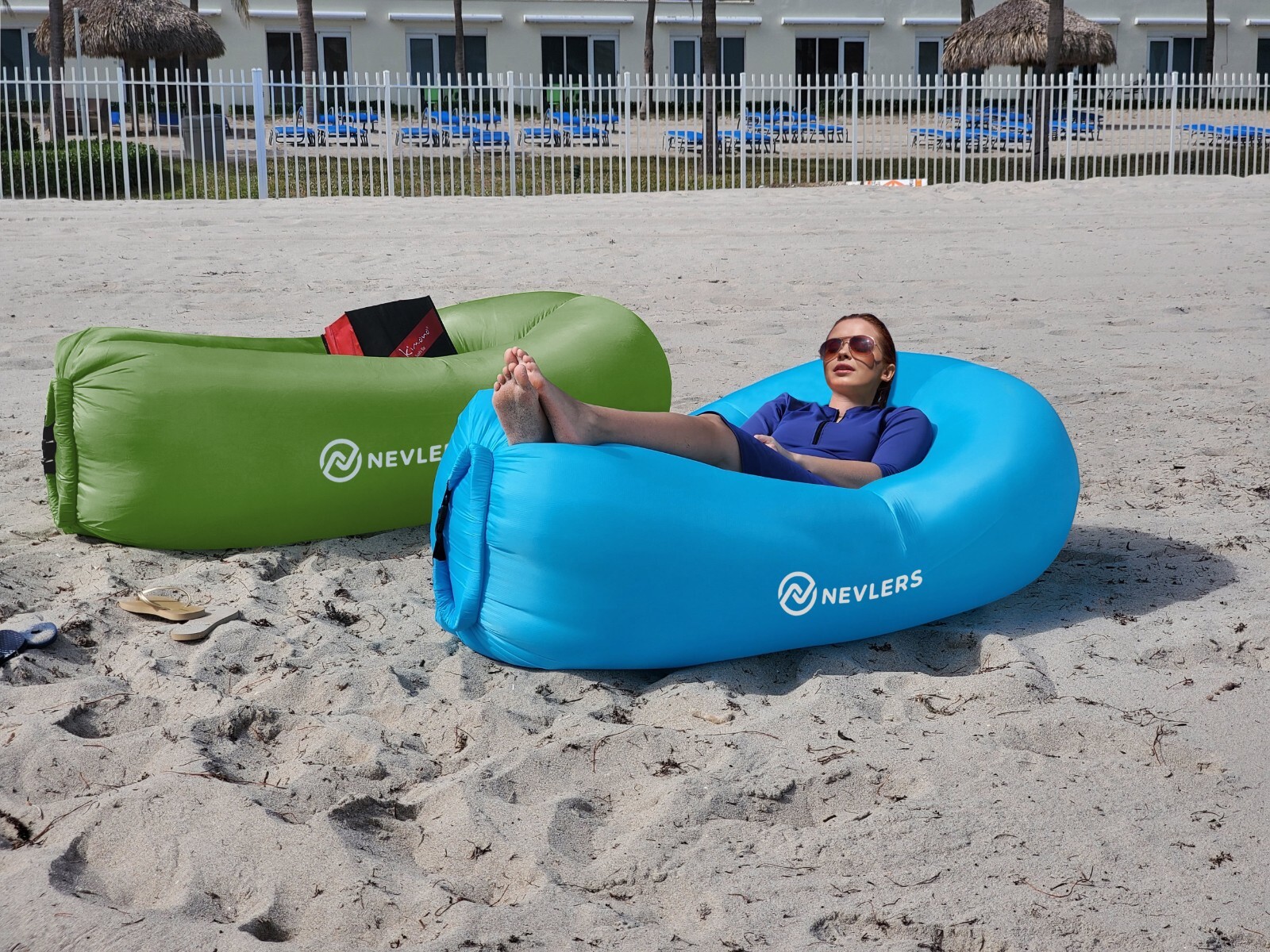 Mockins Inflatable 2 Pack Blue & Green Blow Up Lounger Beach Chair & Travel Bag