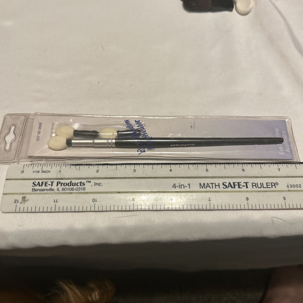 Targeted Placement Sponge Blending Eye Shadow Brush W/2 Extra Replacement Tips N