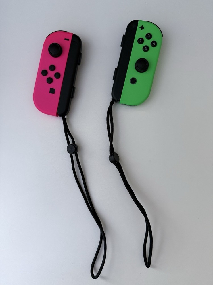 [Used] Assorted Nintendo Switch accessories (joy-con controllers. case, and etc)