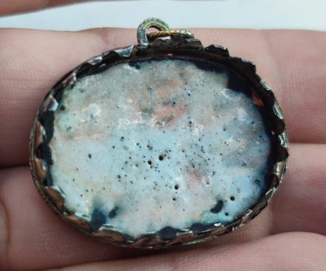 Antique medallion / reliquary, in chiselled sterling silver Porcelain Polychrome