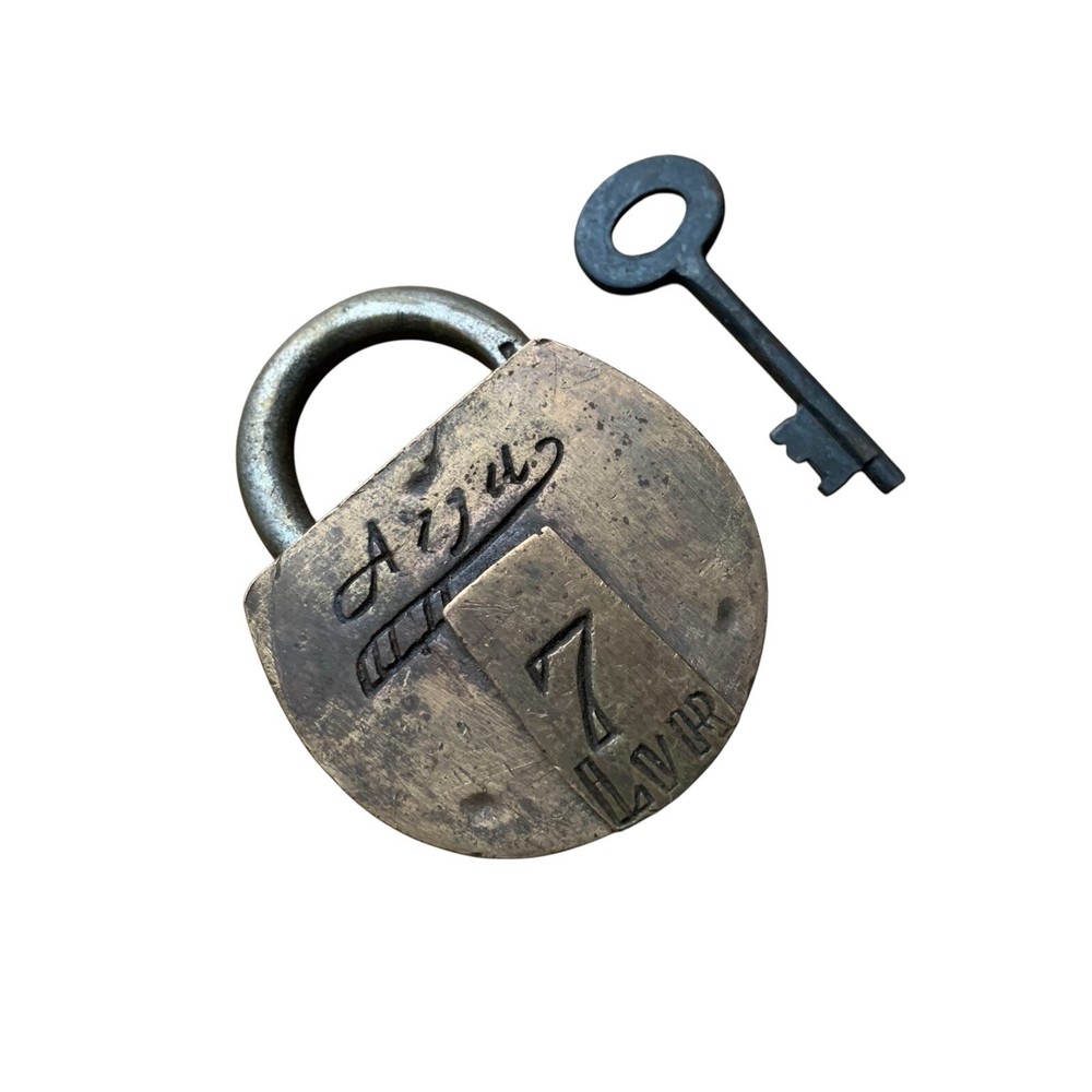 BRASS PADLOCK OR LOCK WITH KEY OLD OR ANTIQUE, NICE SHAPE.