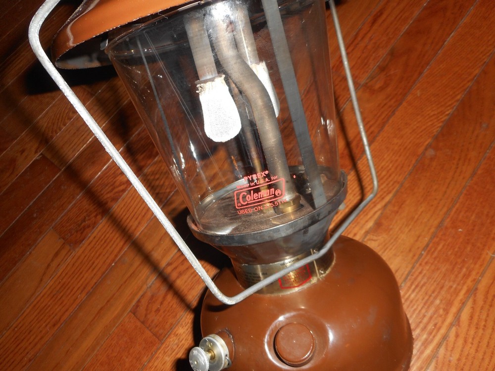 1979 COLEMAN LANTERN WITH CLAMSHELL
