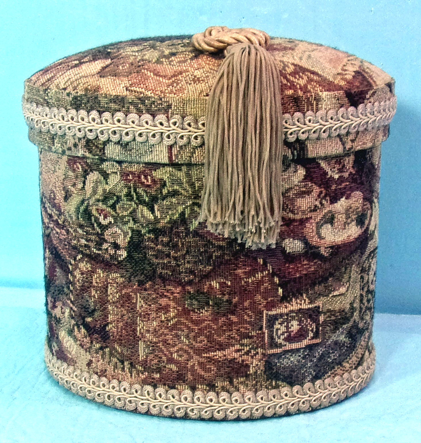 TAPESTRY CLOTH FABRIC COVERED OVAL STORAGE BOX w/PADDED LID & TASSEL