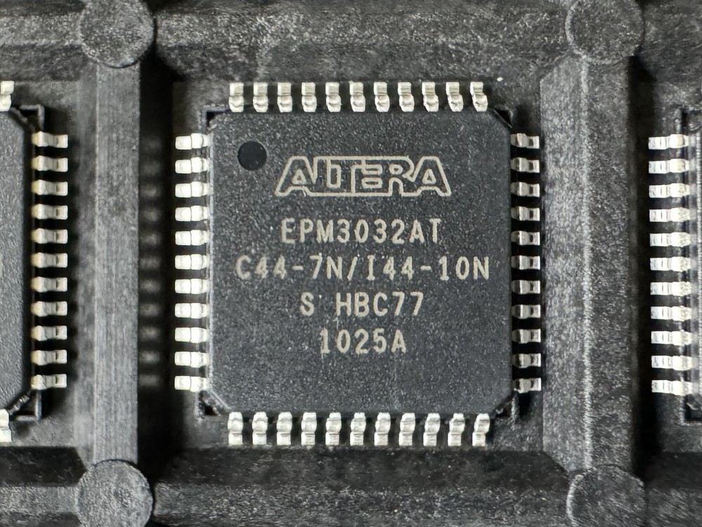 EPM3032ATC44-7N Altera Semiconductor Microcontroller