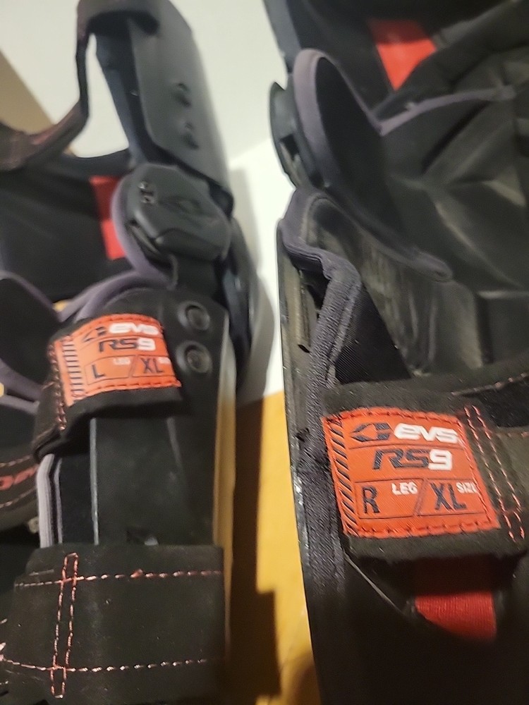 EVS RS9 Knee Brace Large Right/Left