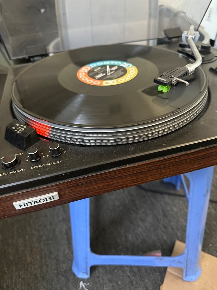 Hitachi HT-460 turntable