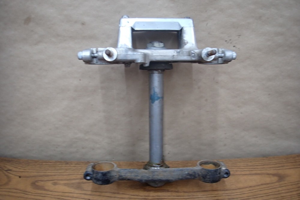 1984 HONDA VT700C SHADOW TRIPLE TREE STEERING STEM