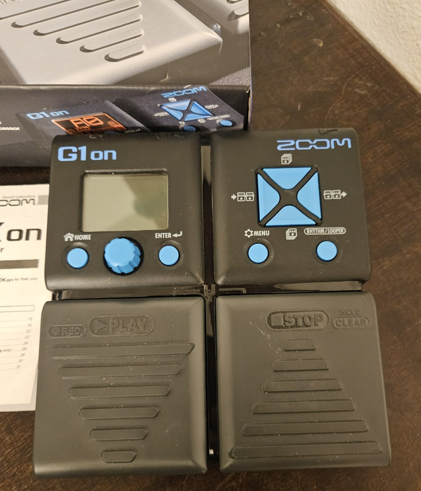ZOOM G1 on Guitar Multi-Effects Processor with Box and Manual