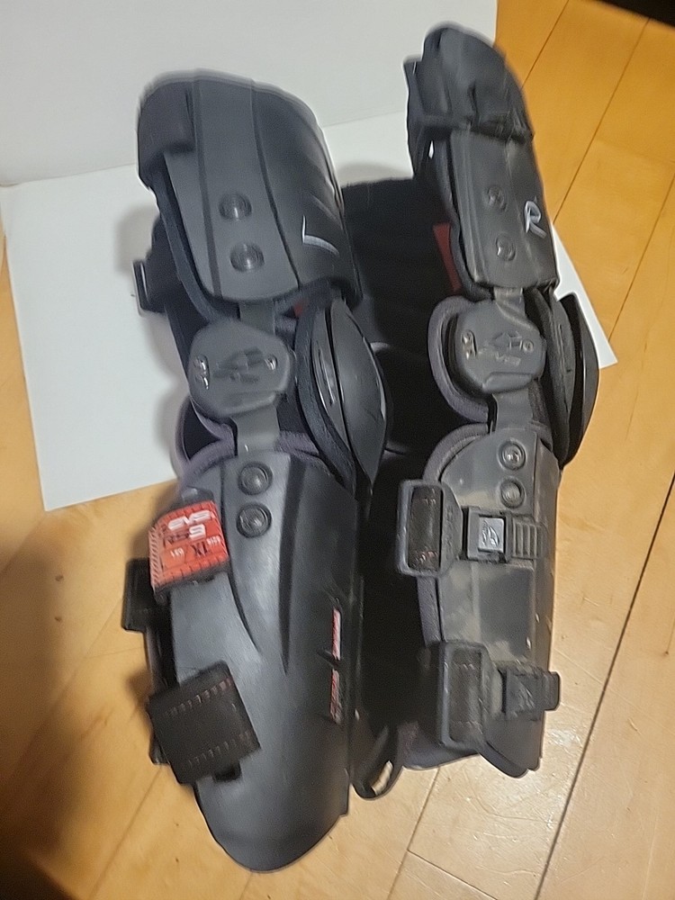 EVS RS9 Knee Brace Large Right/Left