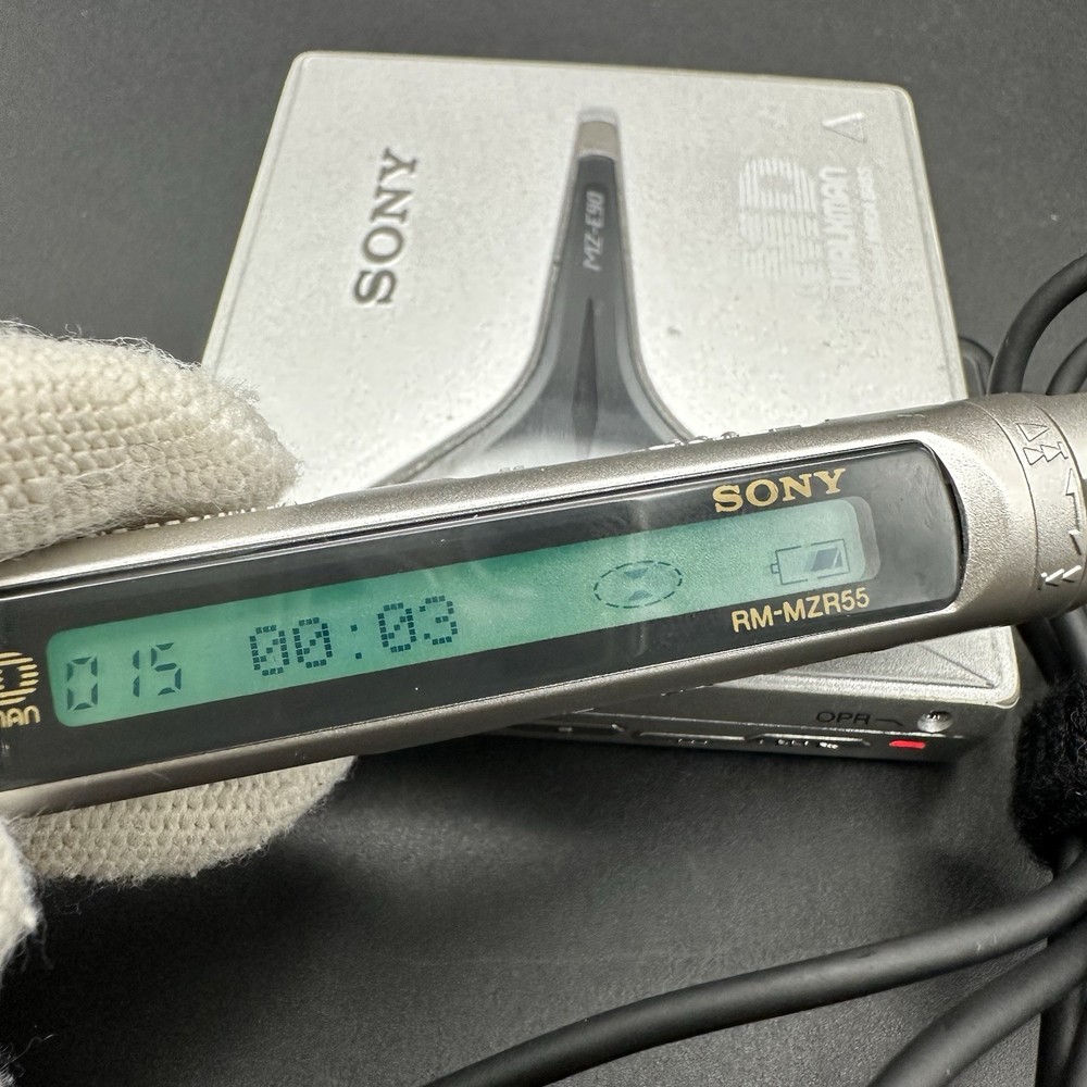 SONY MZ-E90 Minidisc Player Tested silver with Remote & AA Battery slider