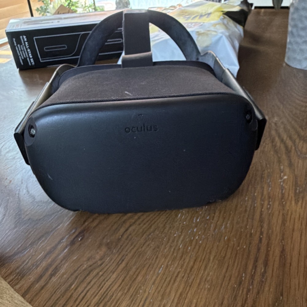 Oculus Quest Black Standalone VR Headset with Controllers