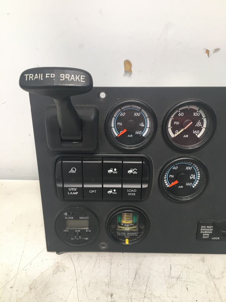 2011 Freightliner Cascadia Gauge Panel (716-10136)