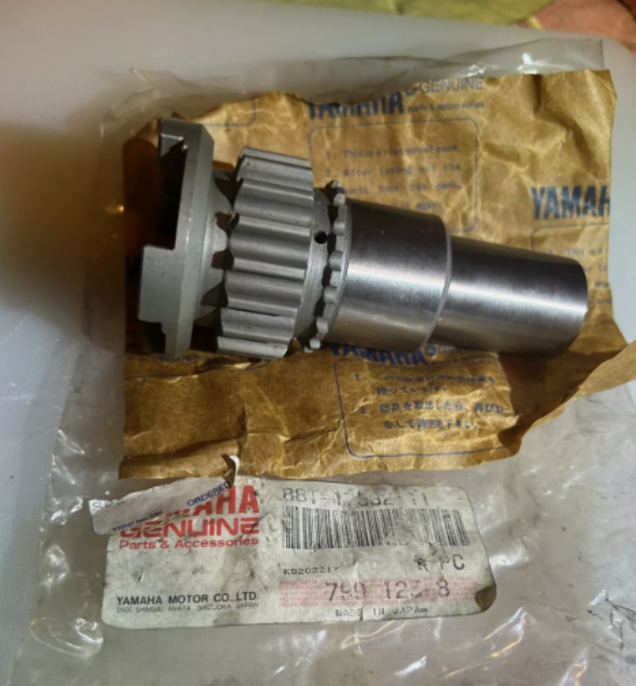 NEW OEM Yamaha Snowmobile Drive Sprocket VT480 ET410 88T-17682-11-00 QTY-1