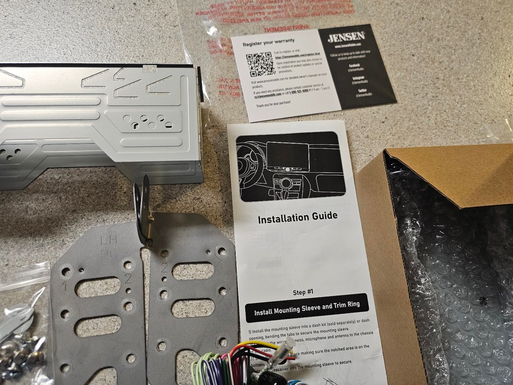 Jensen CAR1013 ALL ACCESORIES ONLY. MISSING STEREO ONLY. READ.