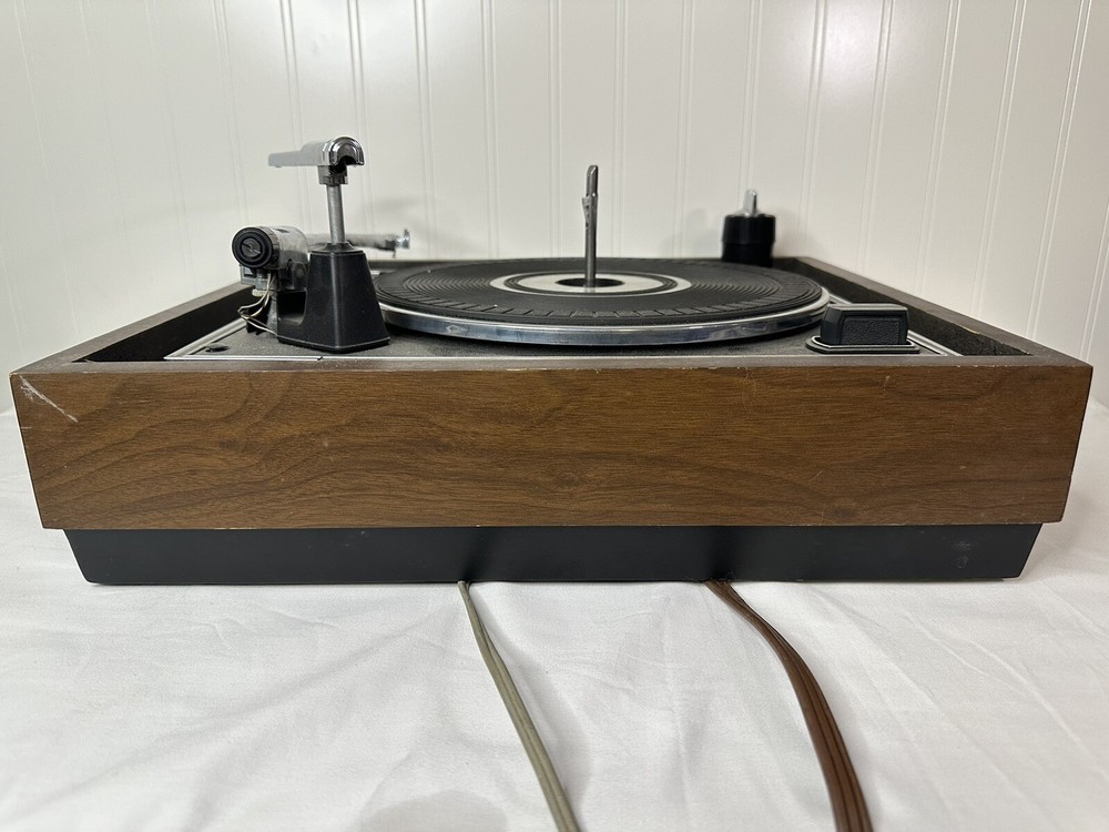 Magnavox 2K8888 Turntable | w/ lid | Untested | needs cleaning