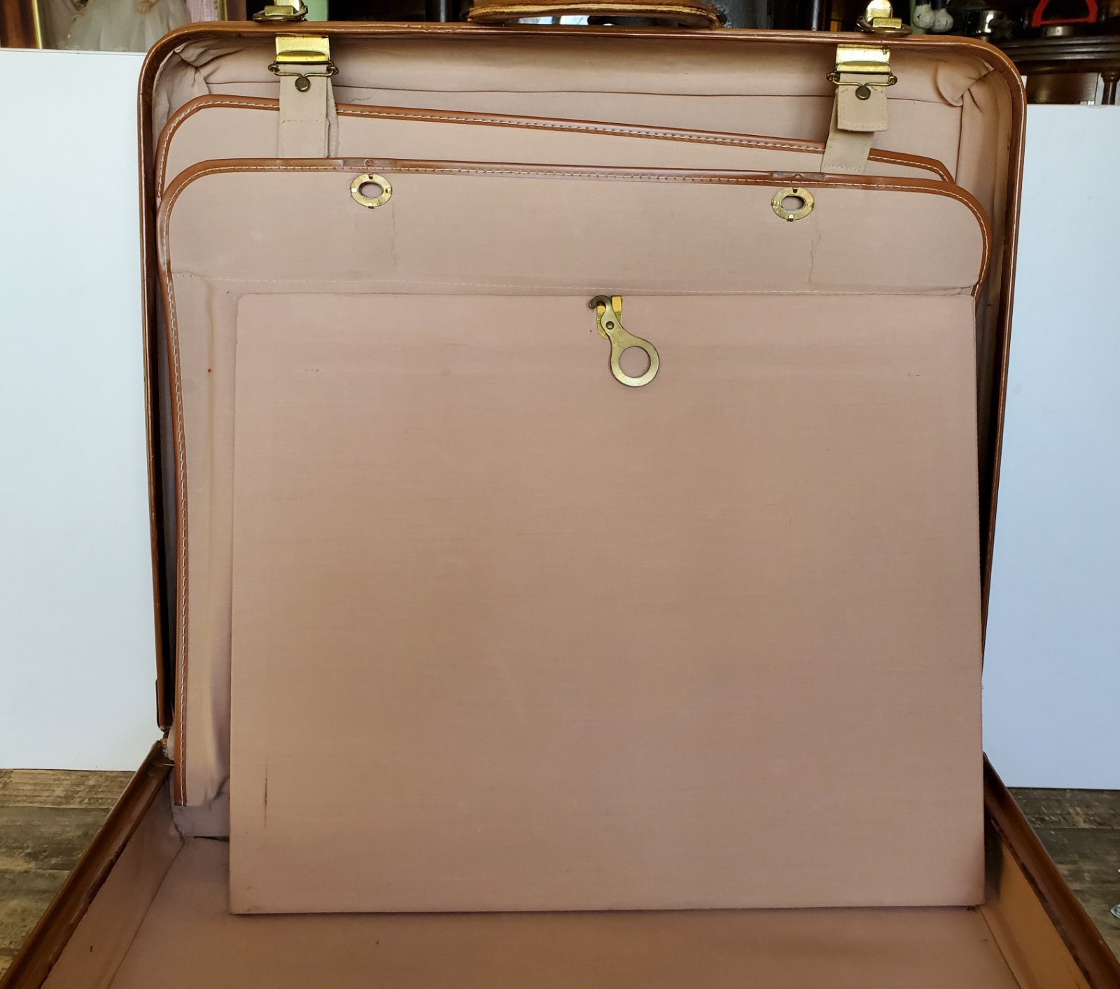 Vtg 1940-50s Cowhide Leather WINGS Suitcase Flight Luggage Carry-On 22”X 19”X 6”