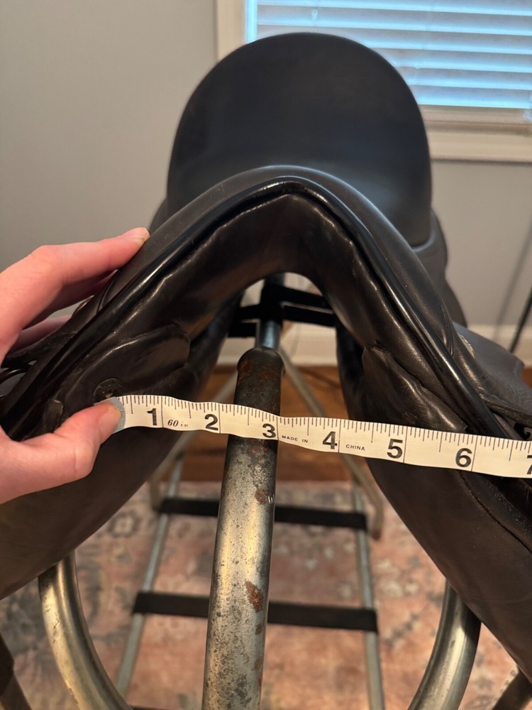 Black 17.5" MacRider Saddle MW - good condition