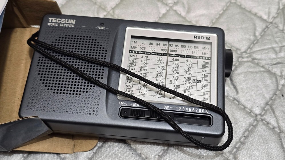 Tecsun Communications Receiver R-9012 - Nice!