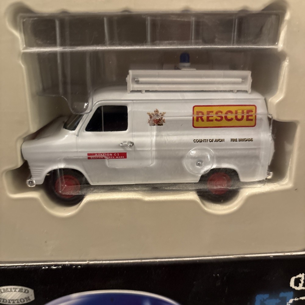 Corgi CC02302 FORD TRANSIT .AVON FIRE BRIGADE.