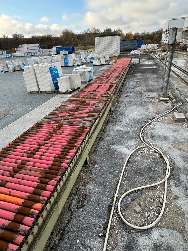 Transport rollers, conveyor, solid transport conveyor