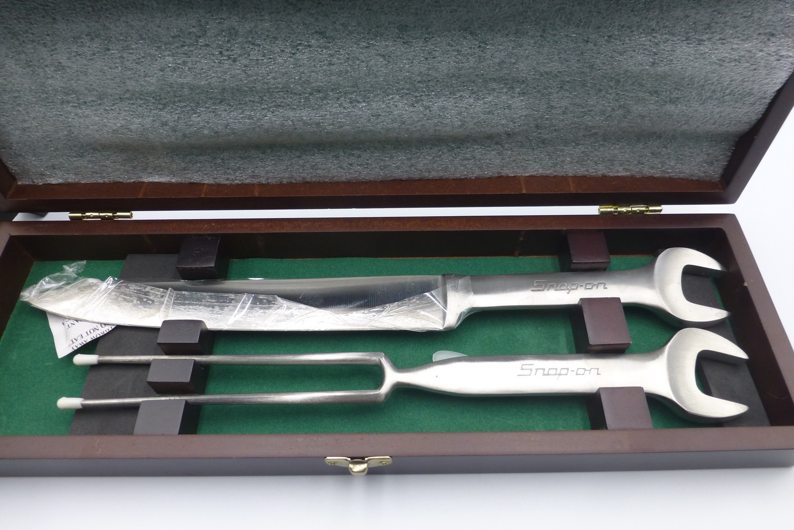 Snap-on Tools 2-Piece Carving Set Wrench Handle Knife & Fork w/Wooden Case Shelf