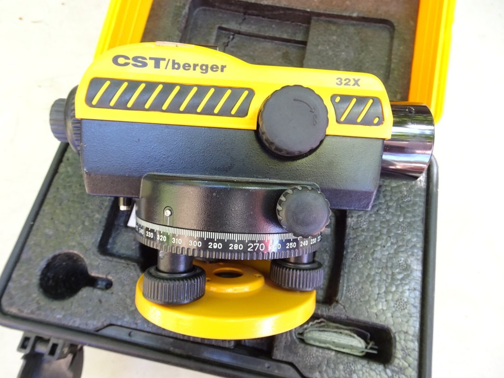 CST/Berger 32X Automatic Construction Level W/ Case