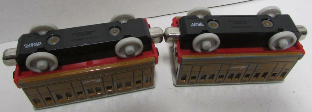 Gullane Thomas 2 wagons Annie Clarabel 2002 Diecast