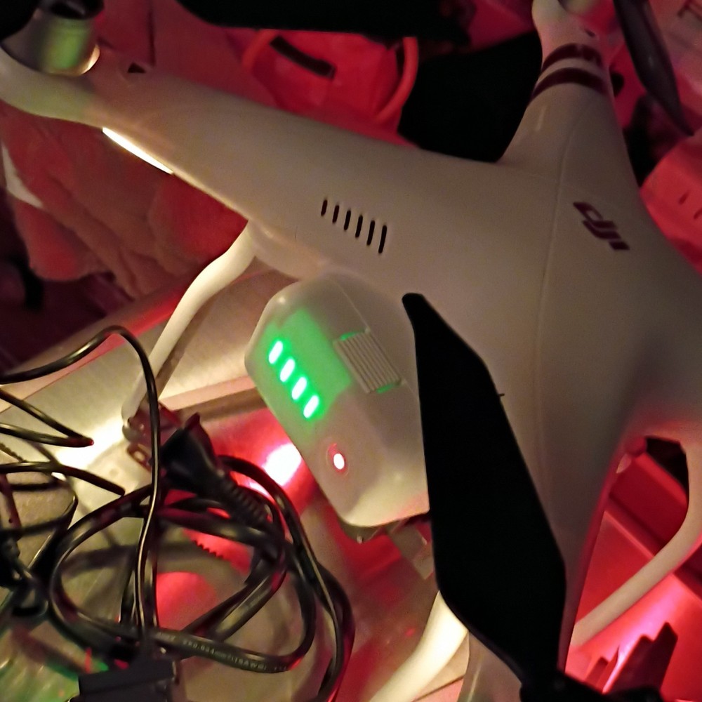 dji phantom 3 standard kit in excellant condition with fine extras !