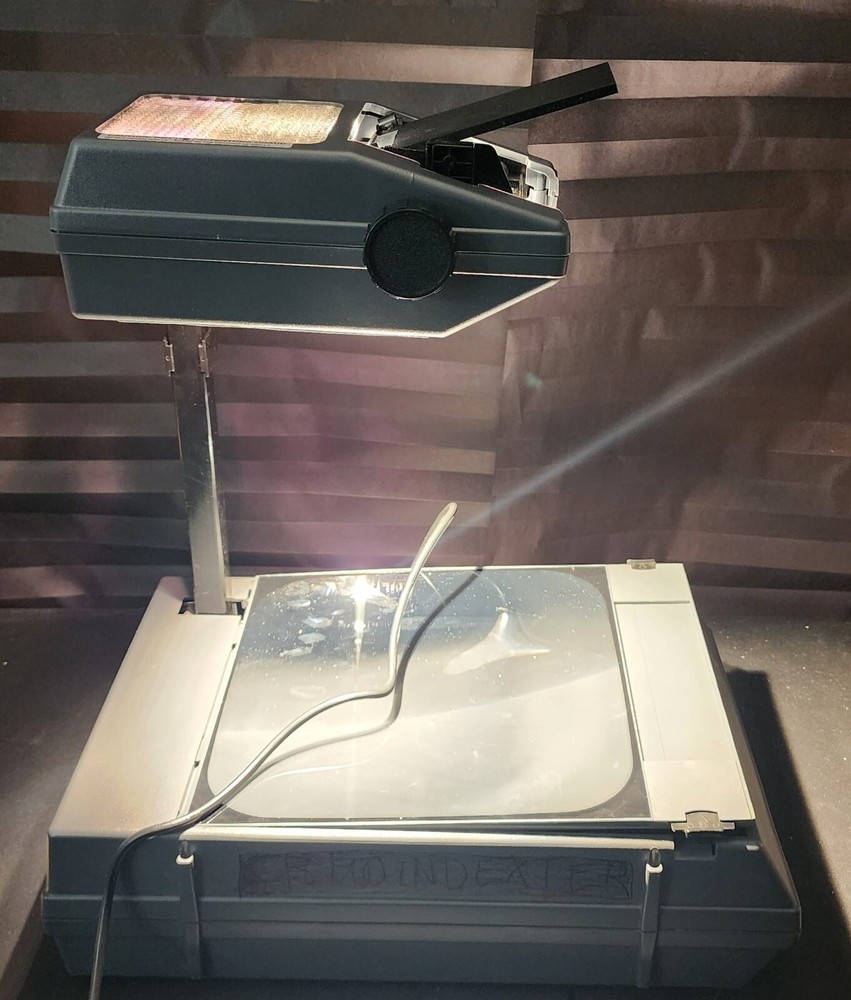 3M Visual Systems 2000 AG Portable Overhead Transparency Projector