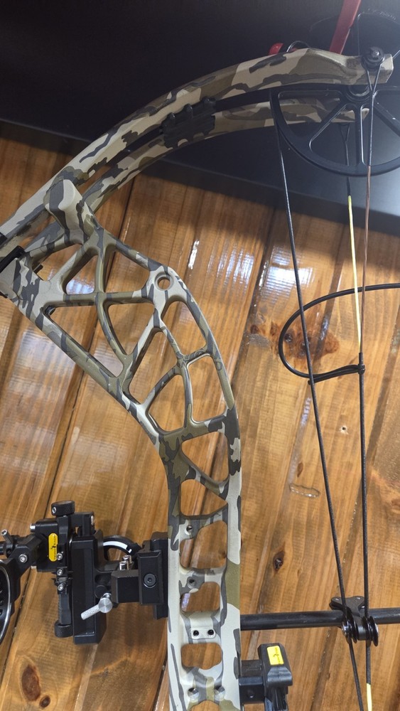Bear Adapt 2 Plus RH 60# Compound Bow Pkg Mossy Oak Bottomland!