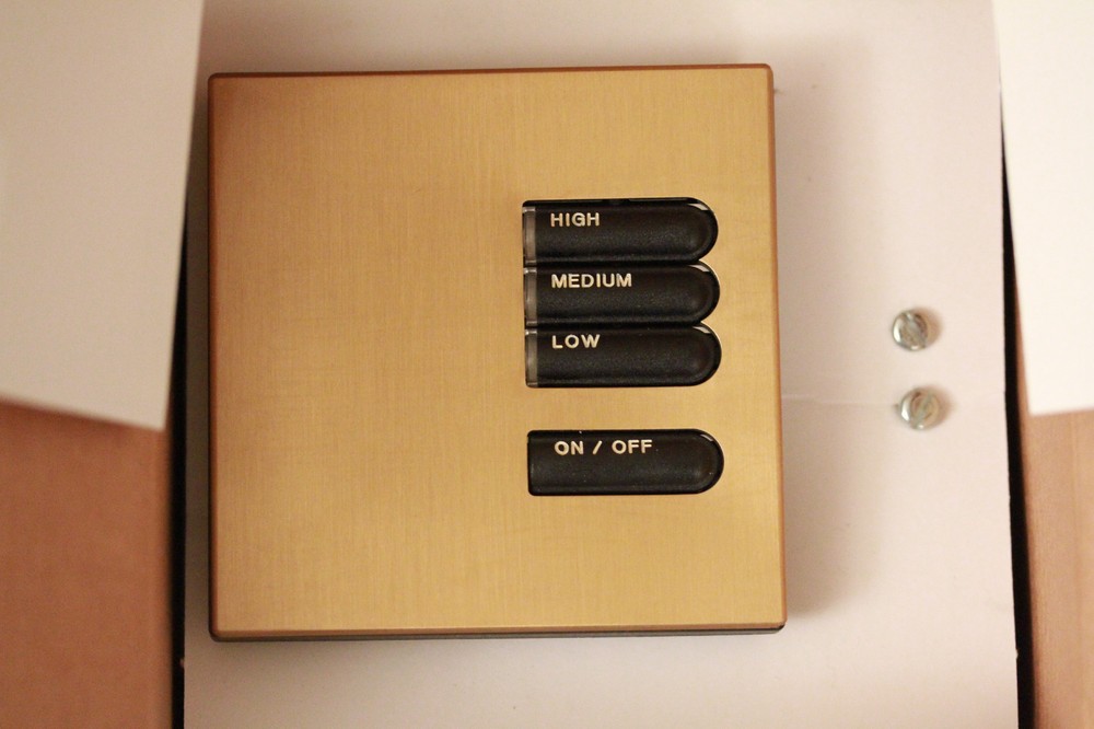 Lutron EOMX-4B (Brass) Grafic Eye 4 Button Lighting Wall Station