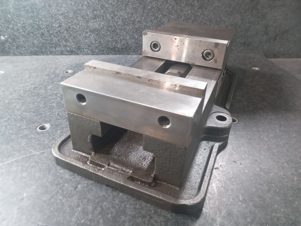 Kurt D60 Milling Vise 6" NO HANDLE