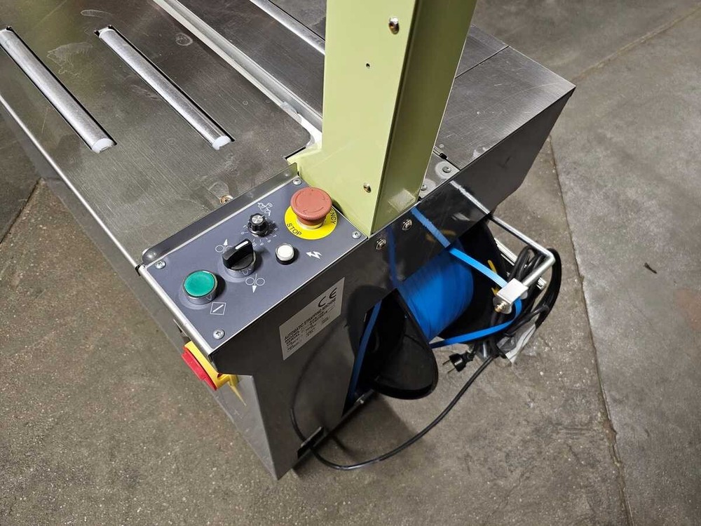 Automatic strapping machine