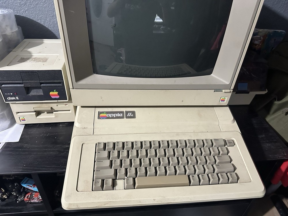 Apple 2e Vintage Desktop Computer