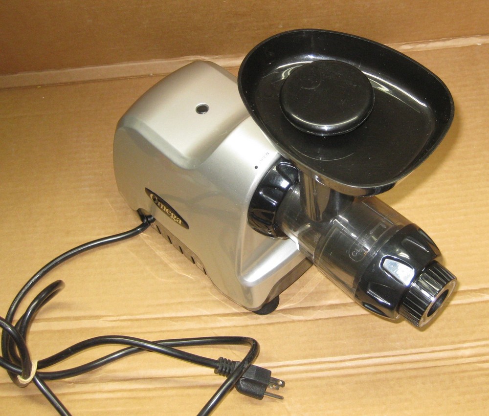 OMEGA CNC80S 200W Slow Speed Juicer - Silver - Missing some accessories TESTED