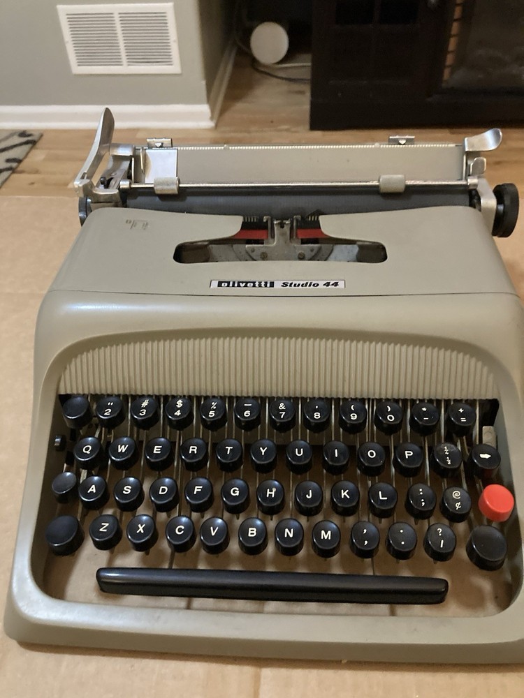 Olivetti Studio 44 Original Typewriter