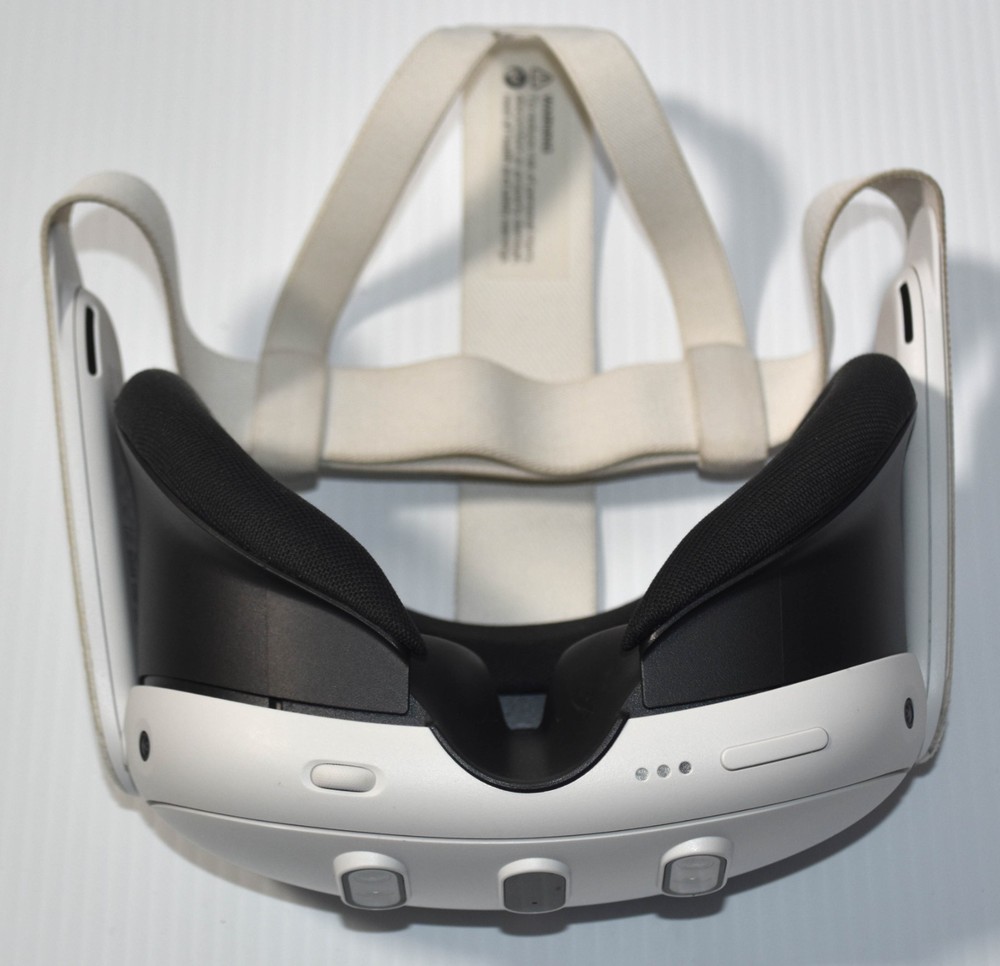 Meta Quest 3 VR Headset 128GB w/ Controllers - Working